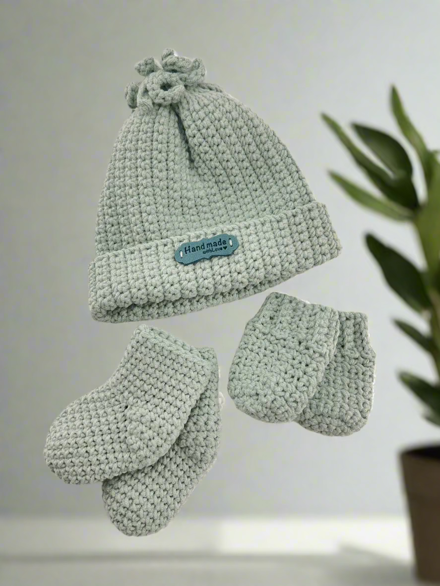 Crocheted Baby Clothing Set – Mint green