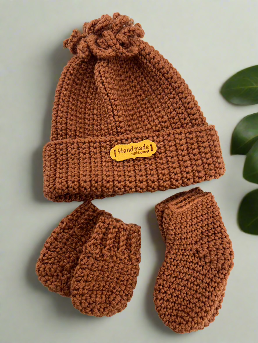 Crocheted Baby Clothing Set – Beanie, Mittens & Socks