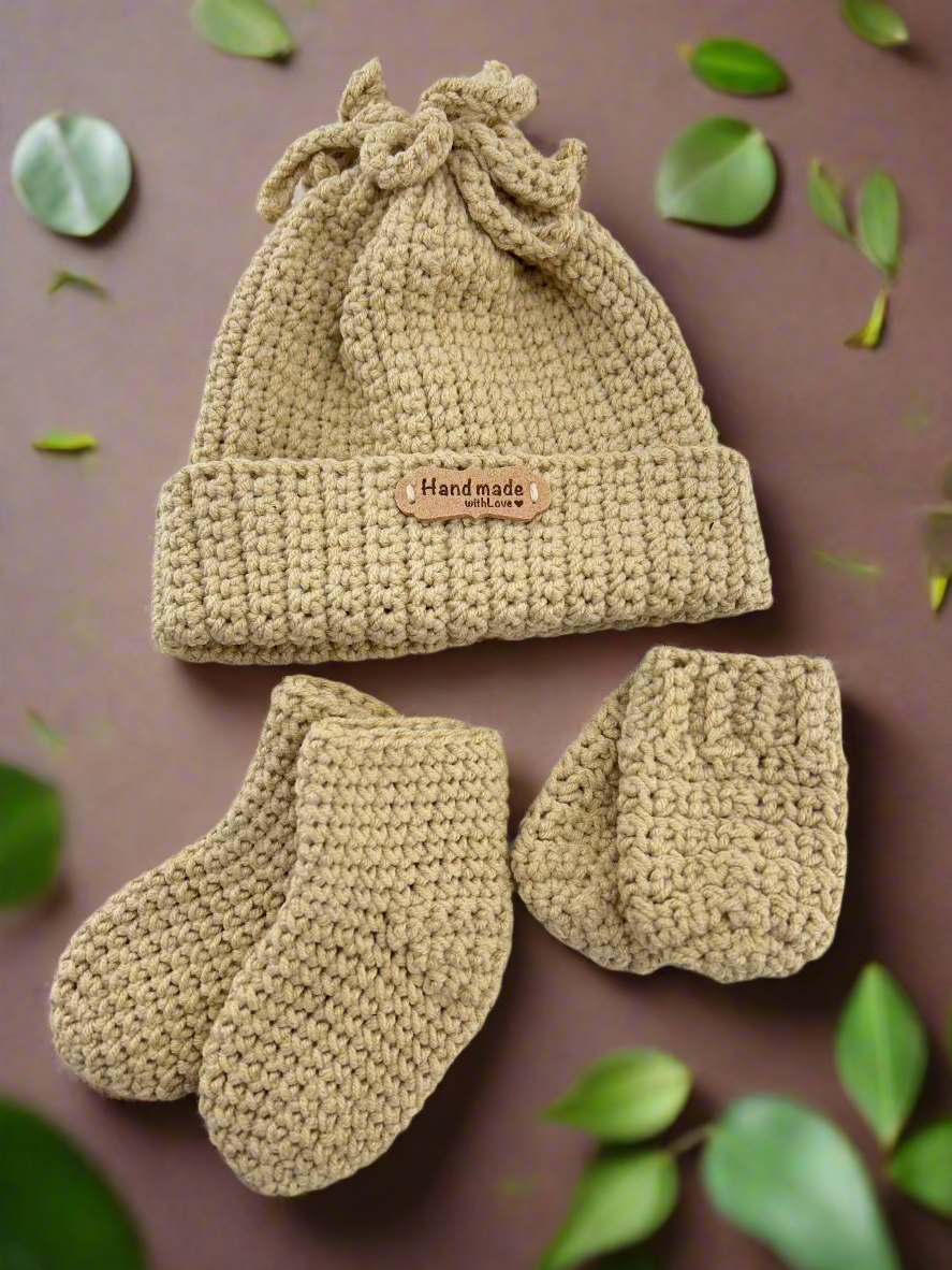 Crocheted Baby Clothing Set – Warm beige